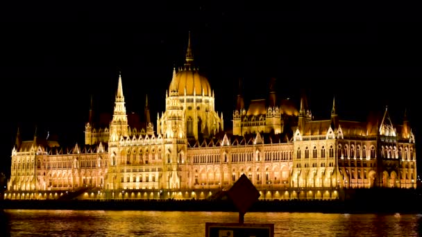 Будапешт Венгрия Август 2022 Иконописный Образ Города Парламент Ночным Освещением — стоковое видео