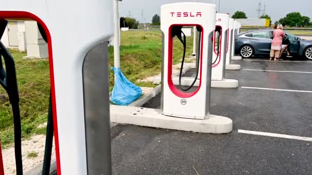 Угорщина Дорога Будапешта Серпень 2022 Року Завантажувальні Станції Електромобілів Tesla — стокове відео