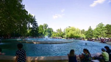 Budapeşte, Macaristan, Ağustos 2022. Margaret Adası 'nda, Tuna Nehri' nde. Müziğin ritmine göre değişen ve geometri çizen su püskürtülü müzik çeşmesi ana ilgi odağı..