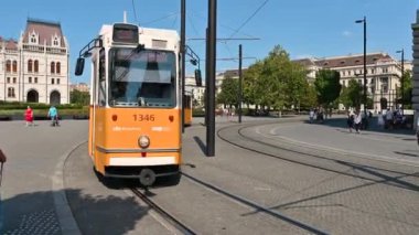 Budapeşte, Macaristan, Ağustos 2022. Şehirde düzenli hizmet veren açık turuncu renkli klasik tramvaylardan birinin yakın çekim görüntüsü güzel. Satır 28.