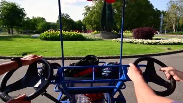 2022年8月 匈牙利布达佩斯 从玛格丽特岛上一辆四轮驱动自行车的司机座位上看到了一段令人难以置信的Pov镜头 车轮子后面的两个人领着车子 — 图库视频影像