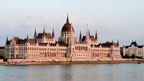 Budapešť Maďarsko Srpen2022 Ohromující Tříčtvrtinový Pohled Parlament Břehu Dunaje Žluté — Stock video