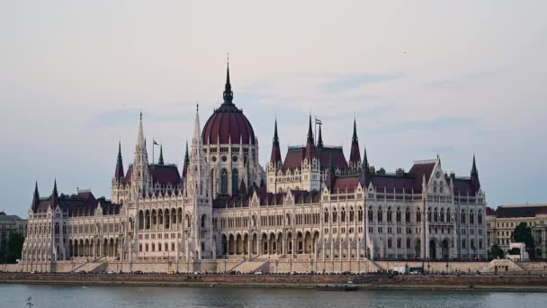 Budapeszt Węgry Sierpień 2022 Wspaniały Widok Trzy Czwarte Parlamentu Strony — Wideo stockowe