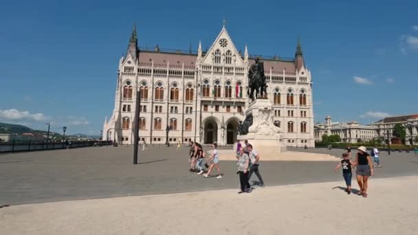 Budapeszt Węgry Sierpień 2022 Ładny Materiał Filmowy Stronie Parlamentu Ludzie — Wideo stockowe