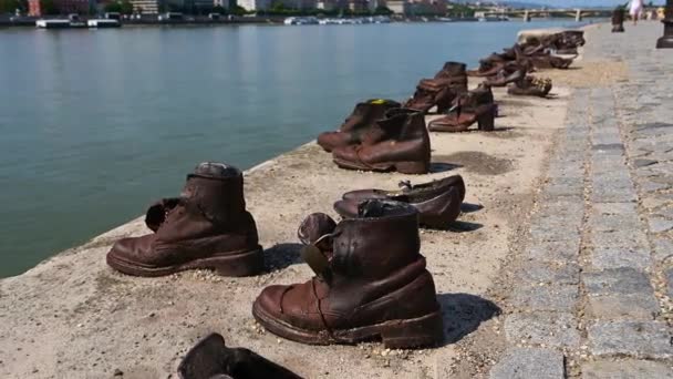 2022年8月 匈牙利布达佩斯 纪念纳粹镇压的受害者 多瑙河堤岸上的旧鞋子生锈的金属复制品 大屠杀和纳粹恐怖记忆概念 — 图库视频影像