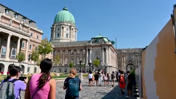 ブダペスト ハンガリー 2022年8月 人々は仏の城の中庭に入っています 大きな緑のドームが目立ちます 美しい夏の日 — ストック動画