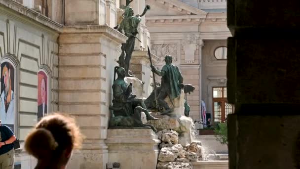 2022年8月 匈牙利布达佩斯 布达城堡马蒂亚斯喷泉的侧视图镜头 游客们向它的方向走去 阳光灿烂的天气 — 图库视频影像