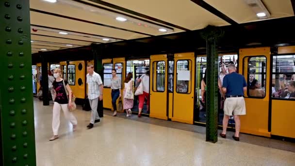 ブダペスト ハンガリー 2022年8月 地下鉄1号線のスローモーション映像 市内初 完全に機能し そのヴィンテージ外観に保存されています 黄色の馬車に乗ったり降ったりします — ストック動画