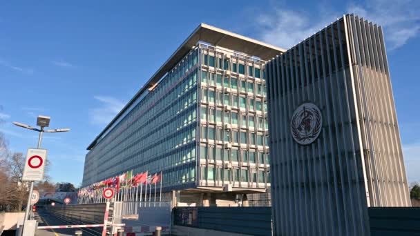 2023年1月 瑞士日内瓦 美丽的镜头与联合国总部 在右边的标志上 左边的标志慢慢地摇曳着 阳光灿烂 — 图库视频影像
