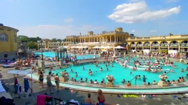 Budapeşte, Macaristan, Ağustos 2022. Szechenyi Hamamları 'nın en büyük kamera görüntüleri. Havuzlar bu güzel yaz gününde rahatlayan insanlarla dolu..
