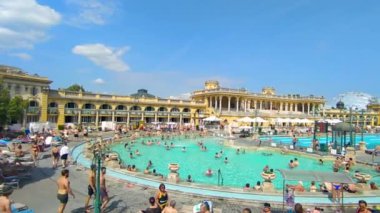 Budapeşte, Macaristan, Ağustos 2022. Szechenyi Hamamları 'nın en büyük kamera görüntüleri. Havuzlar bu güzel yaz gününde rahatlayan insanlarla dolu..