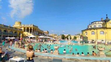 Budapeşte, Macaristan, Ağustos 2022. Szechenyi Hamamları 'nın en büyük kamera görüntüleri. Havuzlar bu güzel yaz gününde rahatlayan insanlarla dolu..