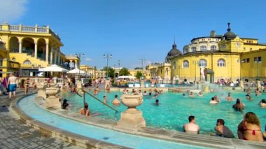 Budapeşte, Macaristan, Ağustos 2022. Szechenyi Hamamları 'nın en büyük kamera görüntüleri. Havuzlar bu güzel yaz gününde rahatlayan insanlarla dolu..