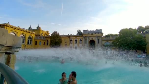 ブダペスト ハンガリー 2022年8月 水ゲームとSechenyi風呂のプールの一つの美しい映像 人々は水のジェットで楽しんでいます 美しい夏の日 — ストック動画
