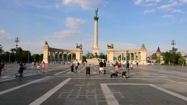 Budapeşte, Macaristan. Ağustos 2022. Kahramanlar Meydanı 'ndaki muhteşem pov görüntüleri. Oradan geçen insanlarla birlikte yürüyoruz. Güzel bir yaz günü.