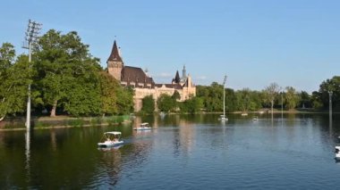 Budapeşte, Macaristan. Ağustos 2022. Şehir Parkı Buz Pisti ve Tekne Pisti 'ndeki çekimler yaz aylarında su birikintisi tur botları tarafından yönetilir. Güzel bir yaz günü.