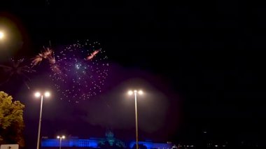 Budapeşte, Macaristan. Ağustos 2022. Macar devletinin kuruluş şenlikleri sırasında havai fişeklerle inanılmaz yavaş çekim görüntüleri. Arka planda Buda Kalesi var..
