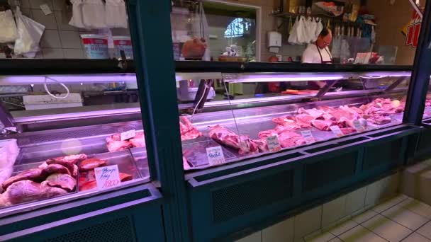 Budapest Hungary August 2022 Central Market Footage Pans Meat Stall — Vídeo de Stock