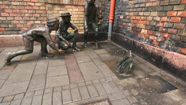 Budapest Hungary August 2022 Statues Boys Street Monument Popular Novel — Vídeos de Stock