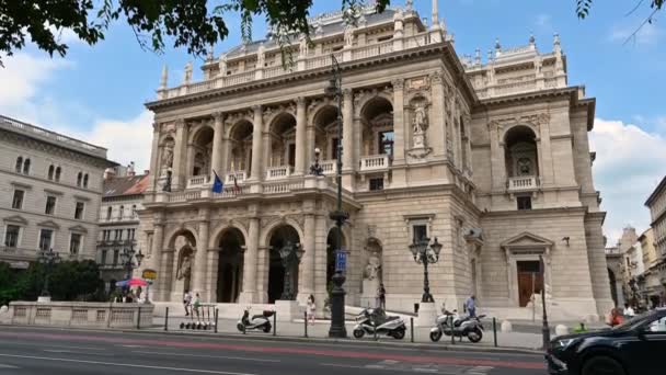 Budapest Hungary August 2022 Tilt Footage Opera House Facade Beautiful — Stockvideo
