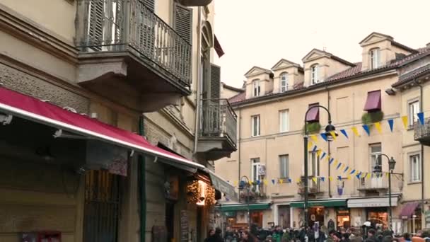 2023年2月 意大利都灵 都灵的气球 欧洲最大的跳蚤市场 街上挤满了来参观市场的人 历史酒吧的桌子都满了 — 图库视频影像