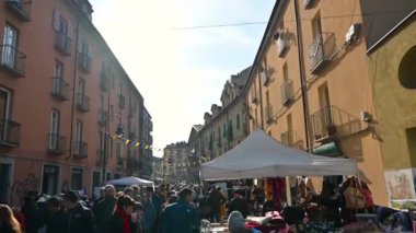 Torino, İtalya, Şubat 2023. Torino Balonu - Avrupa 'nın en büyük bit pazarı. Cadde pazarı ziyaret etmeye gelen insanlarla doludur. Güzel güneşli bir gün..