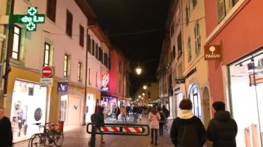 Annecy, Fransa. Ocak 2023. Eski şehrin sokaklarında gece boyunca insanlarla birlikte yürürken görüntüler yakalıyor. Yaşam tarzları, gece hayatı.
