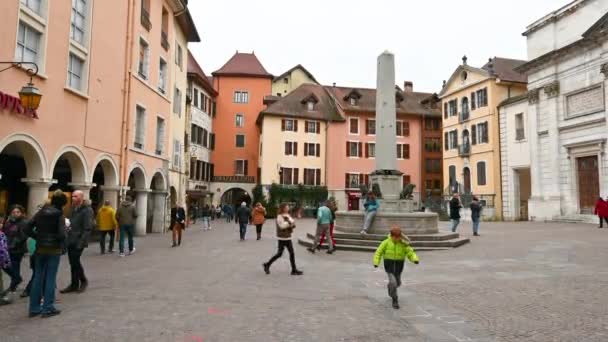 Annecy 2023年1月历史中心的生活 人们走在圣母教堂忽视的广场上 倾斜运动 — 图库视频影像