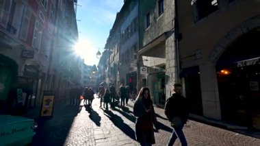 Annecy, Fransa. Ocak 2023. Tarih merkezindeki bir caddenin güzel bir görüntüsü. Sabah ışığında insanların yürüdüğü bir yer. Şehir hayatı kavramı, hadi başlayalım, aktif hayat..
