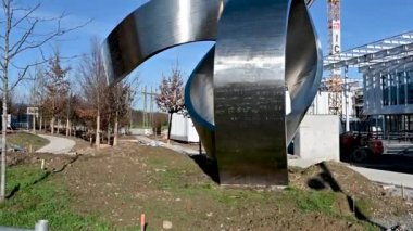 Cenevre, İsviçre, Ocak 2023. Bilim ve yenilik dünyasında CERN 'deki 15 tonluk çelik heykel. Heykel Kanadalı sanatçı Gayle Hermick tarafından tasarlanmıştır. Eğil