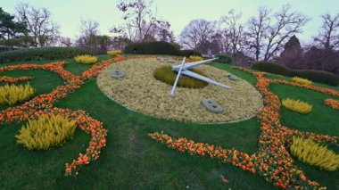Cenevre, İsviçre, Ocak 2023. Şehrin turistik merkezi göl kenarındaki halk bahçelerindeki çiçek saati. İkinci elin hızla hareket ettiğini görüyorsunuz. Zaman tükeniyor..