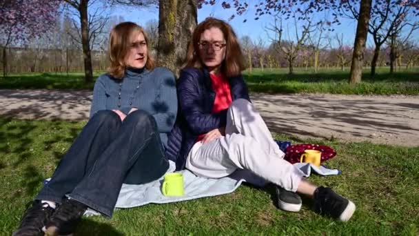 Vackra Bilder Två Medelålders Kvinnor Som Utbyter Förtroende Genom Att — Stockvideo