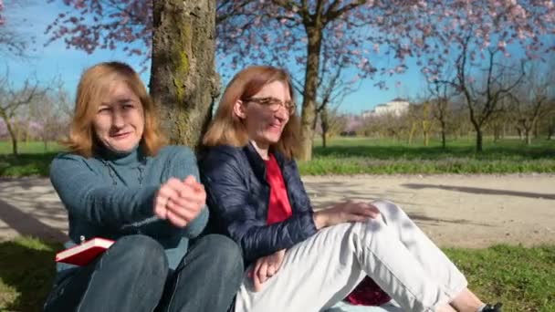 Vackra Bilder Två Medelålders Kvinnor Som Utbyter Förtroende Genom Att — Stockvideo
