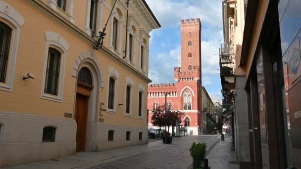 Asti Italy April 2023 교회의 발자국 광장에 여자가 의자에 기대어 — 비디오