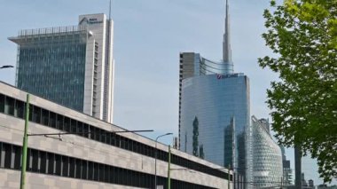 Milan, Lombardy, İtalya. Nisan 2023. Unicredit bankasının genel merkezini barındıran fütüristik gökdelenin güzel görüntüleri. Yakındaki gökdelenler cepheye yansıyor. Eğil.