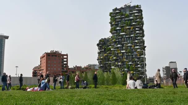 Milán Lombardía Italia Abril 2023 Imágenes Inclinadas Jardín Biblioteca Árboles — Vídeo de stock