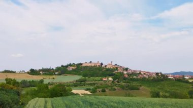 Evden kaçış kavramı, doğayla temas, tatil ve boş zaman. Moferrato, Piedmont, İtalya 'nın büyüleyici manzarası. Tepede Montiglio köyü var. İyi şaraplar ve iyi yiyecekler diyarı.