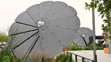 Yeni bir konsept güneş paneli olan görüntüler: silikon yapraklar güneşi bir ayçiçeği bitkisi gibi takip ederek açılır ve yönlerini değiştirir. Modern ve verimli yenilenebilir enerji kavramı.