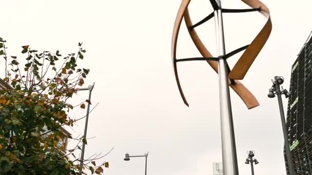 Filmaufnahmen Die Den Rotor Einer Mini Windkraftanlage Der Stadt Zeigen — Stockvideo