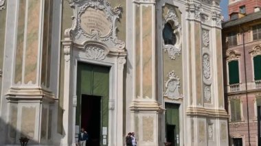Finale Ligure Marina, Savona ili, Liguria, İtalya. 20 Eylül 2020. Tarihi merkezdeki San Giovanni Battista Kilisesi 'nin barok stil cephesinin unvanı. İnsanlar ortaya çıkıyor.