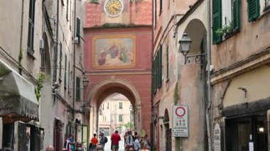 Finalborgo, Savona ili, Liguria, İtalya. 20 Eylül 2020. Ortaçağ köyünün giriş kapısının güzel eğimli görüntüleri, köyün içinden görüntüler. İnsanlar girip çıkıyor..