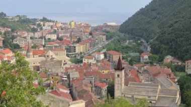 Finalborgo, Liguria, İtalya 'ya bakan tepeden inanılmaz eğim görüntüleri. Sağdaki manzara, çan kulesi ve tarihi köy. Uzakta Ligurian Denizi.