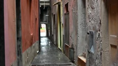 Finale Ligure Marina, Liguria, İtalya. Pov görüntülerine geçiyoruz: tarihi köyün çok dar bir geçidinde yürümeye devam ediyoruz. Ana yoldaki prizin dibinde..