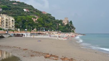 Finale Ligure, Savona ili, Liguria, İtalya. 20 Eylül 2020. Yaz fırtınasından sonra tamamen terk edilmiş şemsiyeler ve şezlonglarla donatılmış plajın kavramsal görüntüsü..