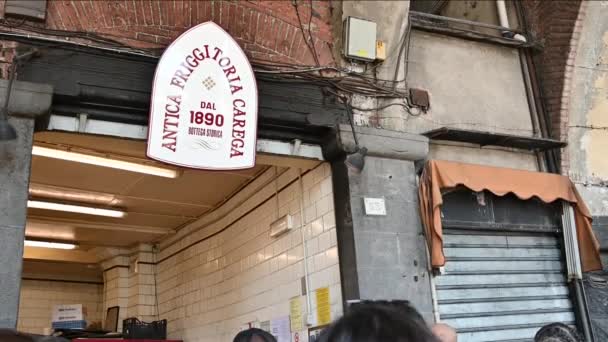 ジェノヴァ リグーリア イタリア 2023年6月3日 古代のカレッガの揚げ イタリアのストリートフード ラインの人々を垣間見ることができ 傾きの動きはヴィンテージサインを強調しています — ストック動画
