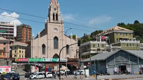 热那亚 利古里亚 意大利2023年6月3日圣特奥多罗教堂俯瞰着海滨 倾斜的运动增强了它纤细的立面 汽车交通和在街上行走的人 — 图库视频影像