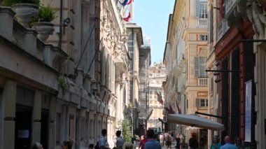 Cenova, Liguria, İtalya. 3 Haziran 2023. Garibaldi üzerinden büyüleyici görüntüler, tarihi merkezin en çok sevilen filmi. İnsanlar oradan geçerek güzel binalara bakıyorlar. Ceneviz 'i keşfedin..