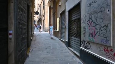 Cenova, Liguria, İtalya. 3 Haziran 2023. Tarihi merkezin ara sokaklarında yürürken, orta yaşlı bir kadınla tanışırız. Ceneviz 'i keşfedin..
