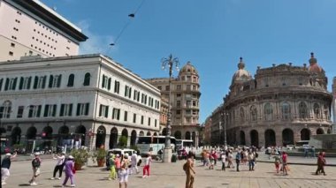 Cenova, Liguria, İtalya. 3 Haziran 2023. Muhteşem Piazza De Ferrari 'nin muhteşem kamera görüntüleri. Meydana bakan güzel tarihi binalar, çeşme ve insanlar..