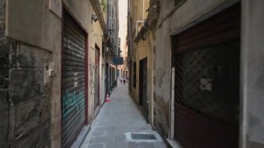 Cenova, Liguria, İtalya. 3 Haziran 2023. Tarihi merkezin ara sokaklarında yürürken görüntülere bağlanıyoruz, başka insanlarla tanışıyoruz. Ceneviz 'i Keşfedin.